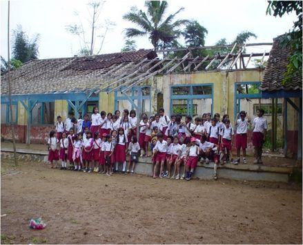 インドネシアの山間部、旧日本軍が建設した倒壊寸前の小学校を改築