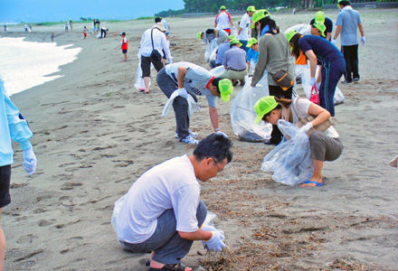 2009年に実施した岩瀬浜海岸の清掃活動。