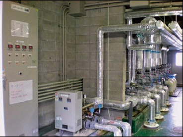 水圧を自動的に調整する給水ポンプと給水圧力を自動的に調整する設備。