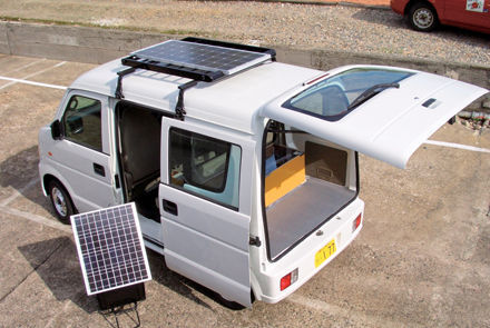 太陽光パネルを積んだ改造電気自動車。