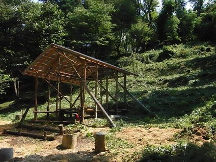 きんたろうの森の周囲で伐採した竹製の休憩小屋