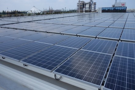 工場屋根に太陽光発電設備を設置。
